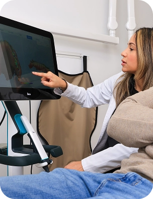 Dr. Stephanie showing a patient their digital scan on the chairside screen