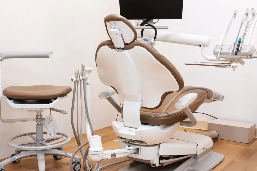 Dental chair, stool and delivery unit in a treatment room